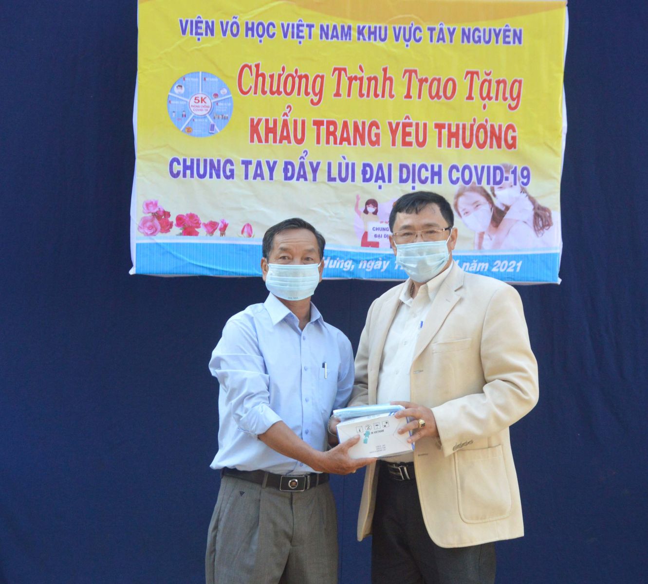 Viện Võ học Tây Nguyên tặng khẩu trang y tế tại Gia Lai